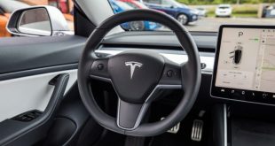 Илон Маск рассказал, для чего нужна камера над зеркалом заднего вида в Tesla Model 3