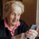 Как убедить пожилых пользоваться приложениями на смартфоне и что им скачать