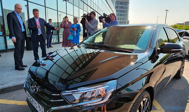 АвтоВАЗ показал на проходящем ПМЭФ крупный седан с именем Lada Aura