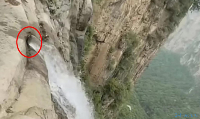 Туристы обнаружили трубу, питающую один из живописнейших водопадов Китая