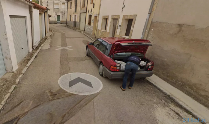 Google Street View случайно запечатлел убийцу, прятавшего тело жертвы в багажник